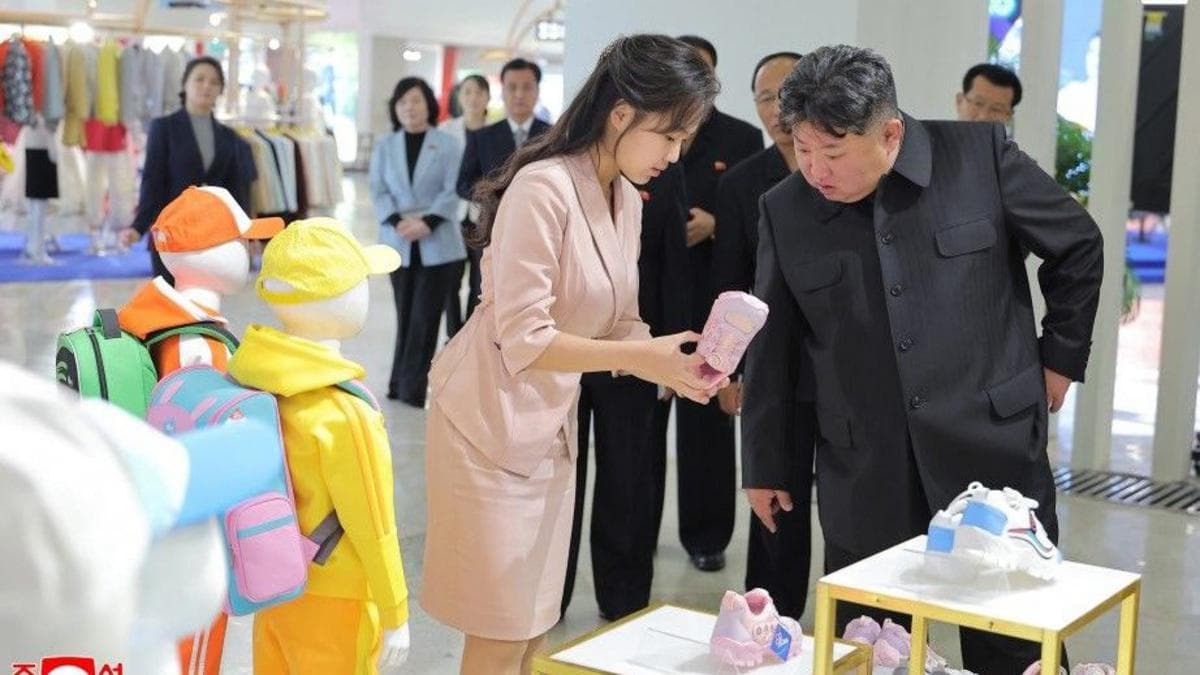Image caption, North Korean state media released photos of Kim Jong Un shortly after rumours of his death started spreading online