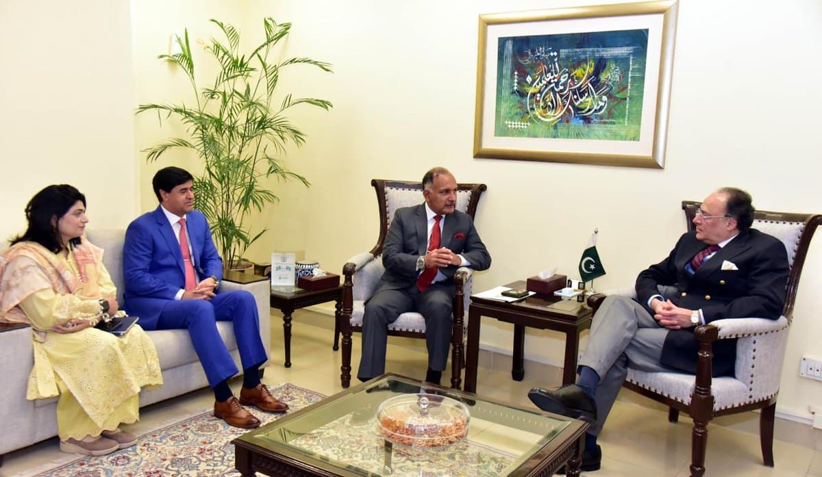 Senator Muhammad Aurangzeb meets military leaders to discuss Pakistan's climate resilience