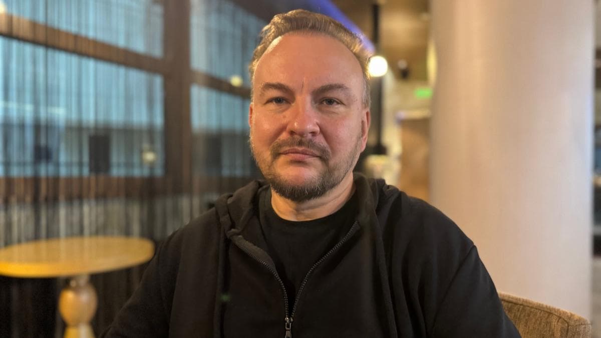 Image caption, Serhii Beskrestnov said "people have already died" due to lack of warnings about incoming missile attacks