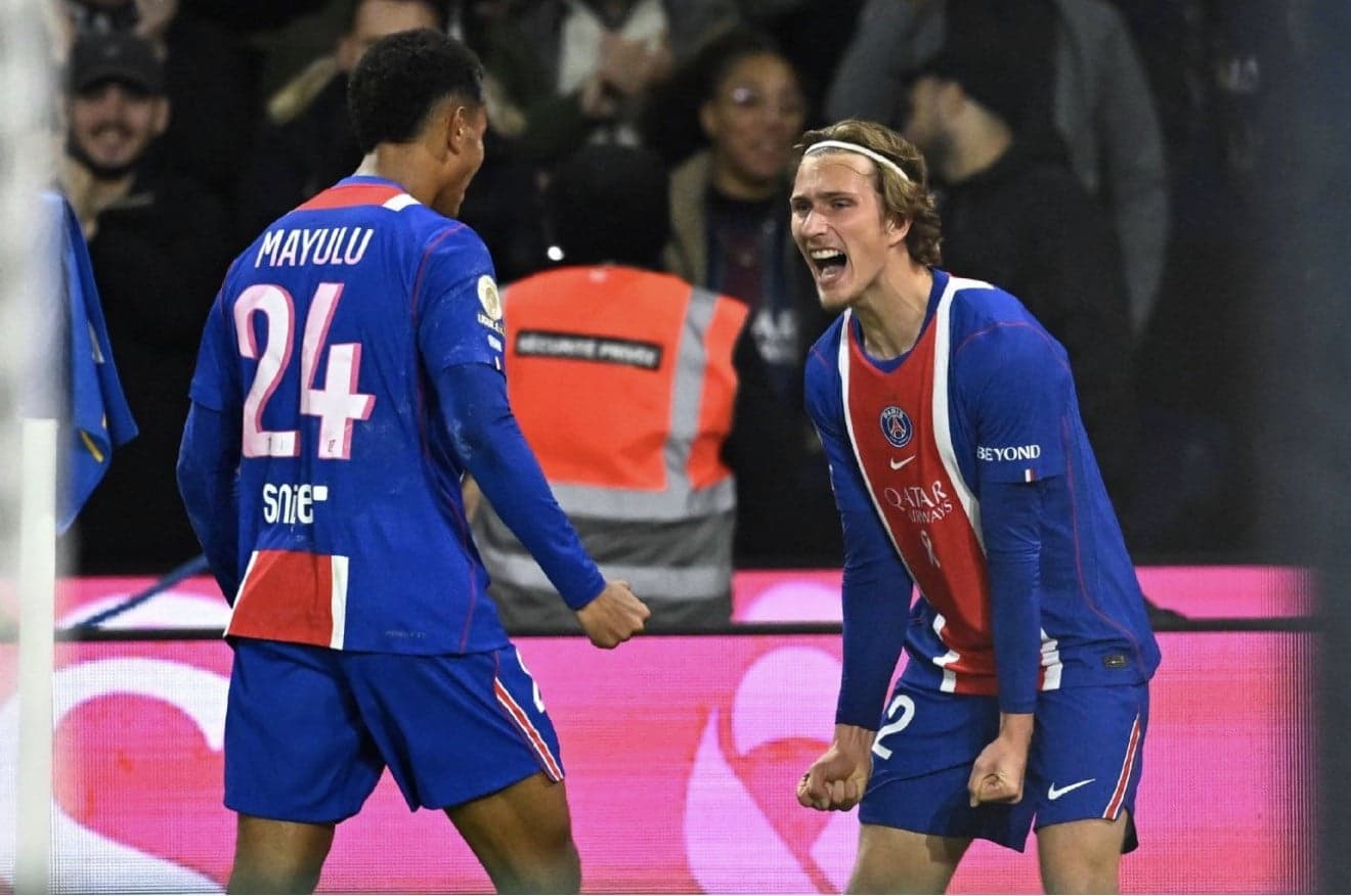 Paris Saint-Germain move to top of Ligue 1 after beating Lyon