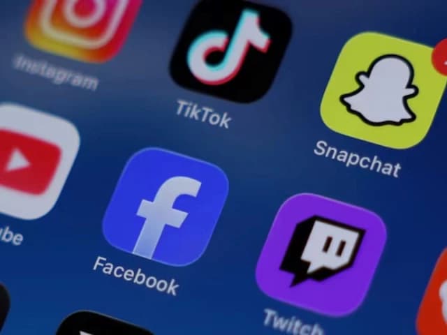 Greece passes law banning children under 15 from social media