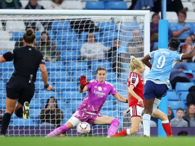 Manchester City defeats Arsenal 4-2, maintaining top spot in Women's Super League