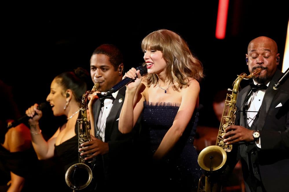 LOS ANGELES, CALIFORNIA - OCTOBER 17: EDITORIAL USE ONLY. NO STANDALONE PUBLICATION USE (NO SPECIAL INTEREST OR SINGLE ARTIST PUBLICATION USE; NO BOOK USE) Taylor Swift performs onstage during the Academy Museum 6th Annual Gala in…