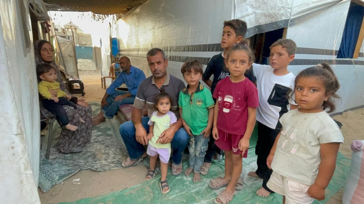 Image caption, Dalal al-Dahdouh said the WFP food handouts her family received were insufficient even before the cuts